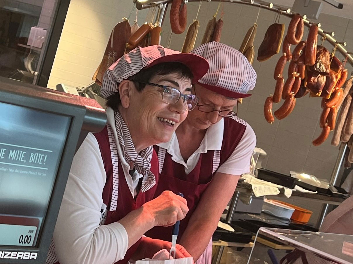 Eine Fleischereifachverkäuferin in der Fleischerei